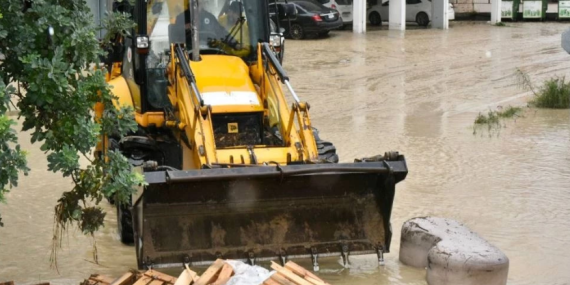 SAĞANAK YAĞIŞ SONRASI POLİS VE İTFAİYE EKİPLERİ MÜDAHALELERİNİ SÜRDÜRÜYOR