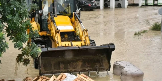 GÜZELYURT – LEFKOŞA ANA YOLUNDA SU BASKINI NEDENİYLE BAZI GÜZERGÂHLAR TRAFİĞE KAPATILDI