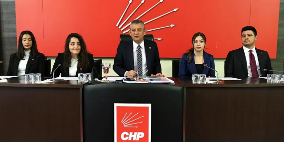 ÖZGÜR ÖZEL, CHP’NİN YENİ A TAKIMI’NI AÇIKLADI: KURMAY KADROSUNDA 7 YENİ İSİM
