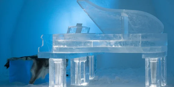 BUZDA UYUR MUSUNUZ? HER BAHAR ERİYİP YOK OLAN KIŞ OTELLERİNİN İÇİ