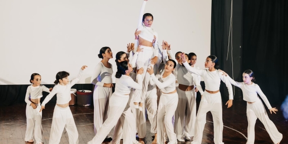 SAM’IN DANS ÖĞRENCİLERİ, DANSIN TARİHSEL GELİŞİMİNİ SAHNELİDİ