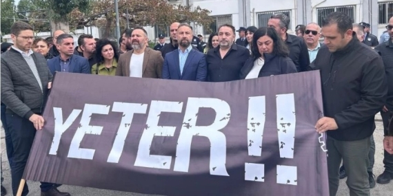 KAMUDA YETKİLİ 5 SENDİKA MALİYE BAKANLIĞI’NDA EYLEME GİTTİ: “GAME OVER” İSTİFA EDİN