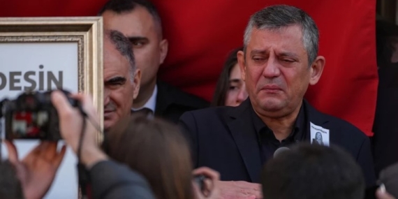 “HİKAYE BURADA BİTTİ” DEDİ, KONUŞMAKTA ZORLANDI: ÖZEL’DEN DURBAY’A DUYGUSAL VEDA