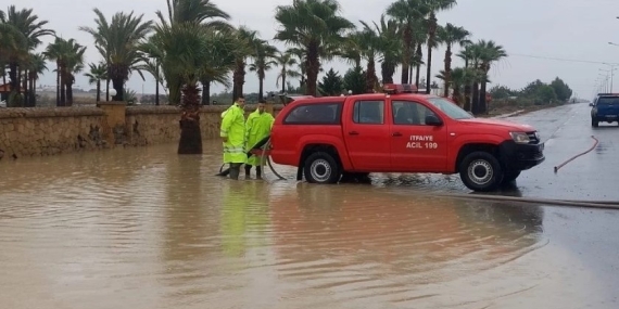 İTFAİYE EKİPLERİ SU BASKINLARINA 20 PERSONEL VE 7 ARAÇLA MÜDAHALE ETTİ: MAHSURLAR KURTARILDI