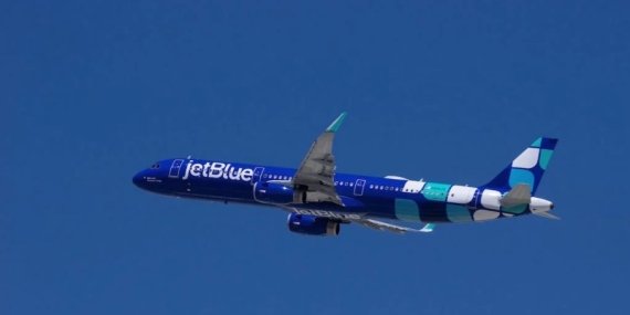 YOLCU UÇAĞI, SAVAŞ UÇAĞIYLA ÇARPIŞMAKTAN SON ANDA KURTULDU