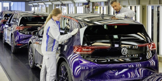 VOLKSWAGEN, 88 YILLIK TARİHİNDE İLK KEZ ALMANYA’DAKİ BİR FABRİKASINI KAPATIYOR