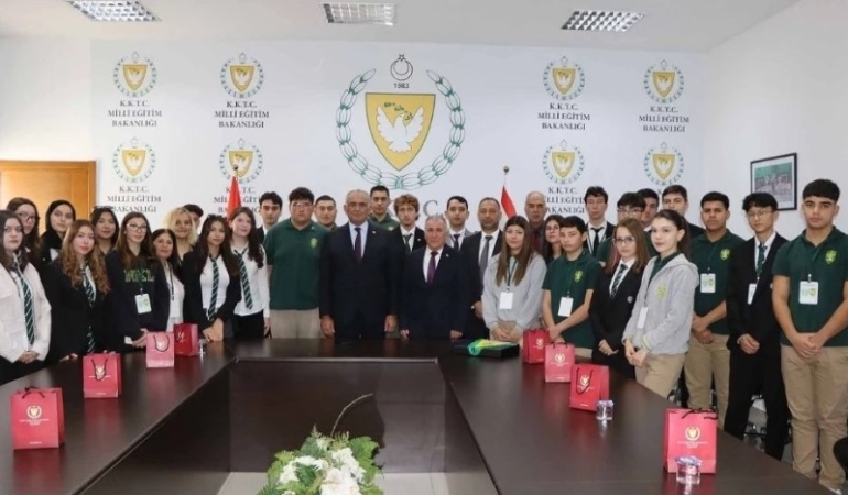 ÇAVUŞOĞLU, NAMIK KEMAL VE VEFA LİSESİ ÖĞRENCİLERİNİ KABUL ETTİ: BİZ BİR BÜTÜNÜZ VE BİRLİKTE GÜÇLÜYÜZ