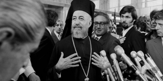 KIBRIS’I YUNANİSTAN’A BAĞLAMAK İSTEYEN DARBECİLER İÇİN HEYKEL: DİRENİŞÇİLER YIKILMASINI TALEP EDİYOR