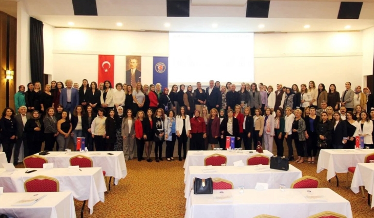 HÜR-İŞ TÜRK-İŞ’İN ‘KADINA YÖNELİK ŞİDDETLE MÜCADELE’ SEMİNERİNE KATILDI