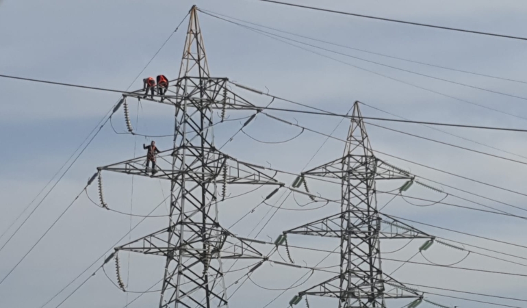 LEFKOŞA–TEKNECİK HATTI SİLİKON İZOLATÖRLERLE YENİLENDİ