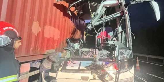 Türkiye’den üzen haber… Yolcu otobüsü TIR’a çarptı: 6 ölü, 11 yaralı