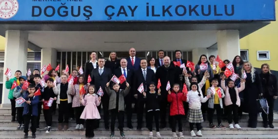 Meclis Başkanı Öztürkler, Rize’de Doğuş Çay İlkokulu’nu ziyaret etti