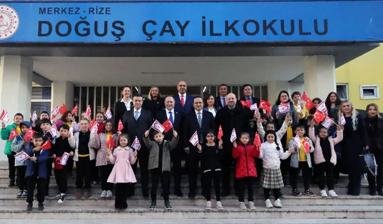 Meclis Başkanı Öztürkler, Rize’de Doğuş Çay İlkokulu’nu ziyaret etti