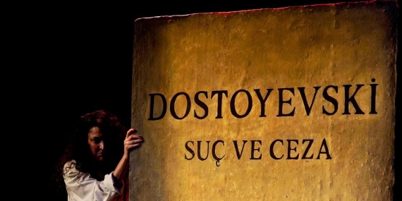 GİRNE BELEDİYESİ ODA TİYATROSU’NUN YENİ OYUNU ‘RASKOLNİKOV’ PRÖMİYERİNİ YAPTI