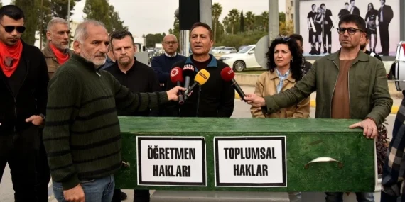 KTOEÖS, Başbakanlık önünde eğitimdeki ihmalleri protesto etti: Öğretmenleri susturmak, gerçeği susturmaktır