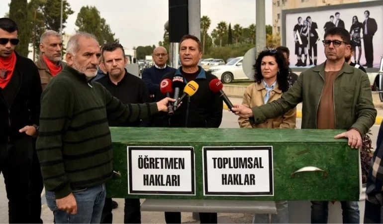 KTOEÖS, Başbakanlık önünde eğitimdeki ihmalleri protesto etti: Öğretmenleri susturmak, gerçeği susturmaktır