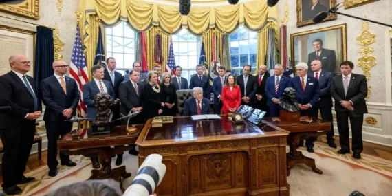 DONALD TRUMP: WARNER BROS SATILIRSA CNN DE EL DEĞİŞTİRMELİ