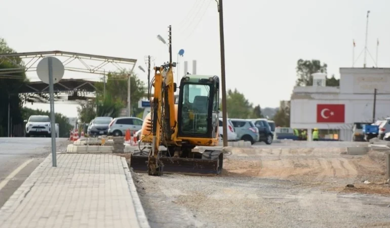 Metehan’da üçüncü şerit için çalışmalar Rum basınına da yansıdı: Buldozerler ara bölgeye giriyor