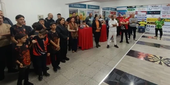 GÖNYELİ DARTS BİRLİĞİ’NDEN, AKIN ELEKTRİKİRCİ ANISINA SOS ÇOCUK KÖYÜ’NE ANLAMLI BAĞIŞ