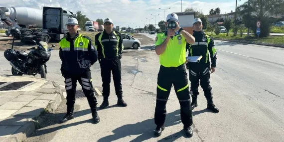 ÜLKE GENELİNDE TRAFİK DENETİMLERİ: 18 ALKOLLÜ SÜRÜCÜ TESPİT EDİLDİ, 50 ARAÇ TRAFİKTEN MEN EDİLDİ