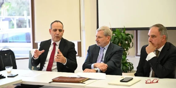 LTB Başkanı Mehmet Harmancı, Johannes Hahn ile ara bölgede bir araya geldi