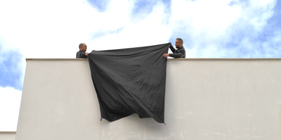 KTMMOB VE KTÖS SİYAH BAYRAK ASTI