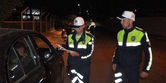 ÜLKE GENELİNDE TRAFİK DENETİMLERİ: 296 SÜRÜCÜYE YASAL İŞLEM