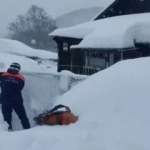 rusyanin-kamcatka-yarimadasinda-son-30-yilin-en-yogun-kar-yagisi-kar-kalinligi-15-metreye-ulasti-740x420