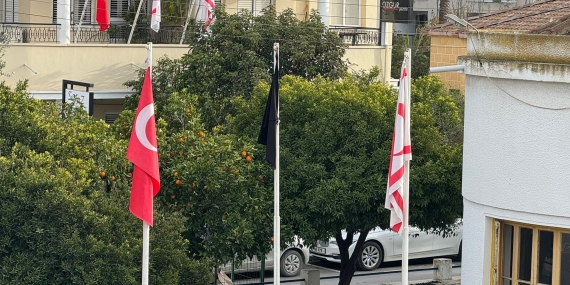 TDP DE TABİPLER BİRLİĞİ’NE DESTEK İÇİN GÖNDERİNE SİYAH BAYRAK ÇEKTİ