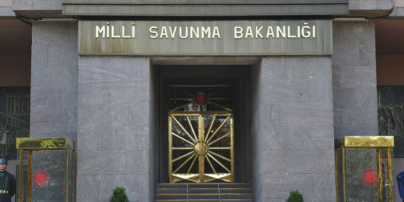 KKTC’DE 661,5 METREKARELİK TÜRK BAYRAĞIYLA SERBEST PARAŞÜT ATLAYIŞI YAPILARAK TÜRKİYE REKORU KIRILDI