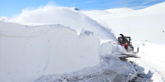“KAR KAPLANLARI”, AĞRI-KAĞIZMAN KARA YOLUNDA METRELERCE YÜKSEKLİKTEKİ KARLA MÜCADELE EDİYOR