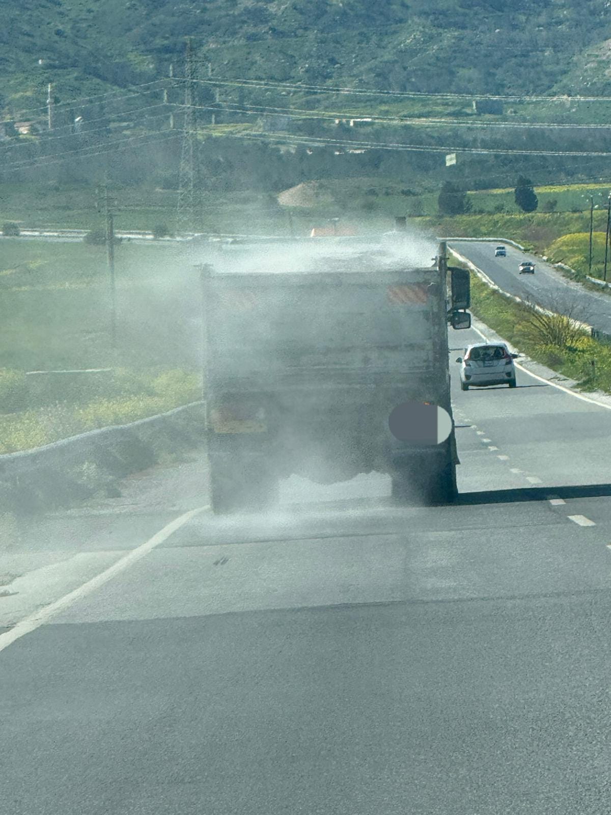 SÜRÜŞ GÜVENLİĞİNİ TEHLİKEYE ATAN KAMYON ŞOFÖRÜNE POLİSTEN CEZA…