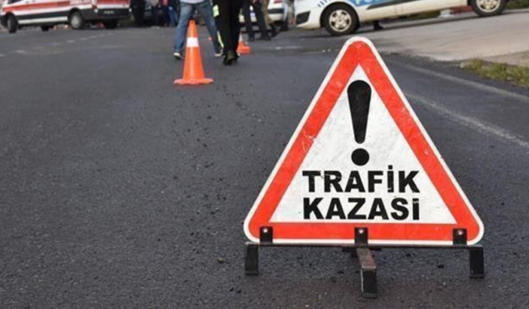 GİRNE’DE KIRMIZI IŞIK İHLALİ KAZAYA NEDEN OLDU, 2 KİŞİ YARALANDI