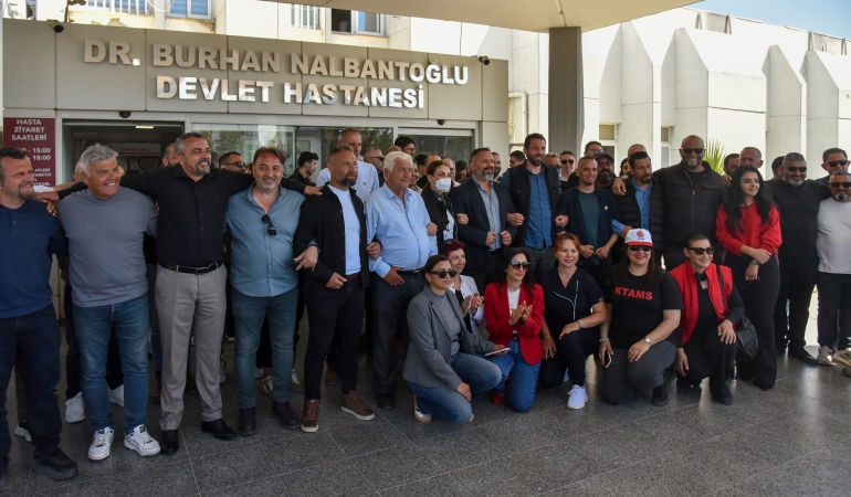SENDİKALAR, BURHAN NALBANTOĞLU DEVLET HASTANESİ’NE GİDEREK SAĞLIK ÇALIŞANLARINA TEŞEKKÜR EDİP DESTEK BELİRTTİ