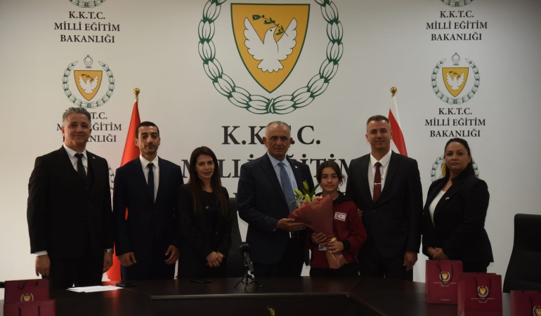 ÇAVUŞOĞLU, 48. TRT ULUSLARARASI 23 NİSAN ÇOCUK ŞENLİĞİ’NE KATILACAK ÖĞRENCİ VE ÖĞRETMENLERİ KABUL ETTİ