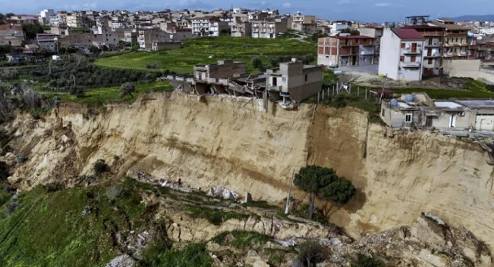 İTALYA’DA TOPRAK KAYMASI FELAKETİNDE 13 YETKİLİYE SORUŞTURMA