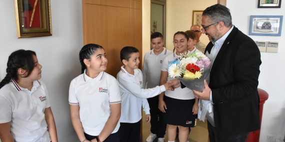 23 Nisan İlkokulu öğrencileri Girne Belediye Başkanı Şenkul’u ziyaret etti