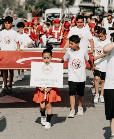 23-nisan-ulusal-egemenlik-ve-cocuk-bayrami-degirmenlik-sadik-cemil-stadyumunda-uc-okulun-katilimiyla.jpeg