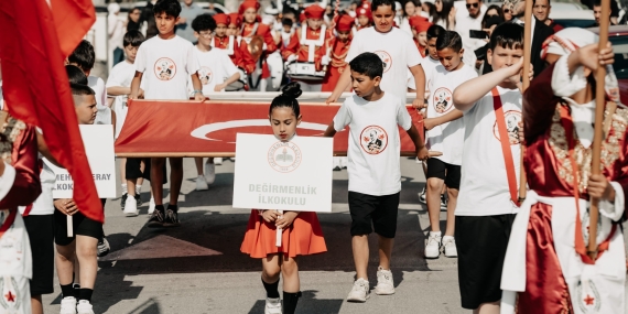 23 Nisan Ulusal Egemenlik ve Çocuk Bayramı…Değirmenlik Sadık Cemil Stadyumu’nda üç okulun katılımıyla tören düzenlendi