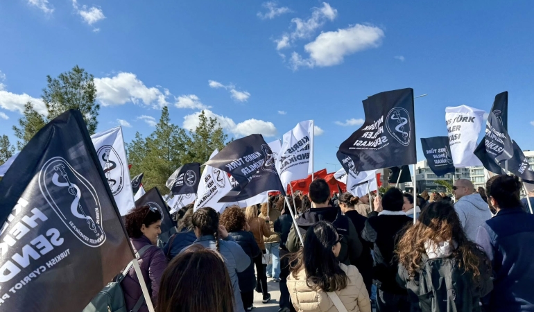 HEKİMLER SENDİKASI GREVİ DURDURDU, SAĞLIK HİZMETLERİ NORMALE DÖNÜYOR