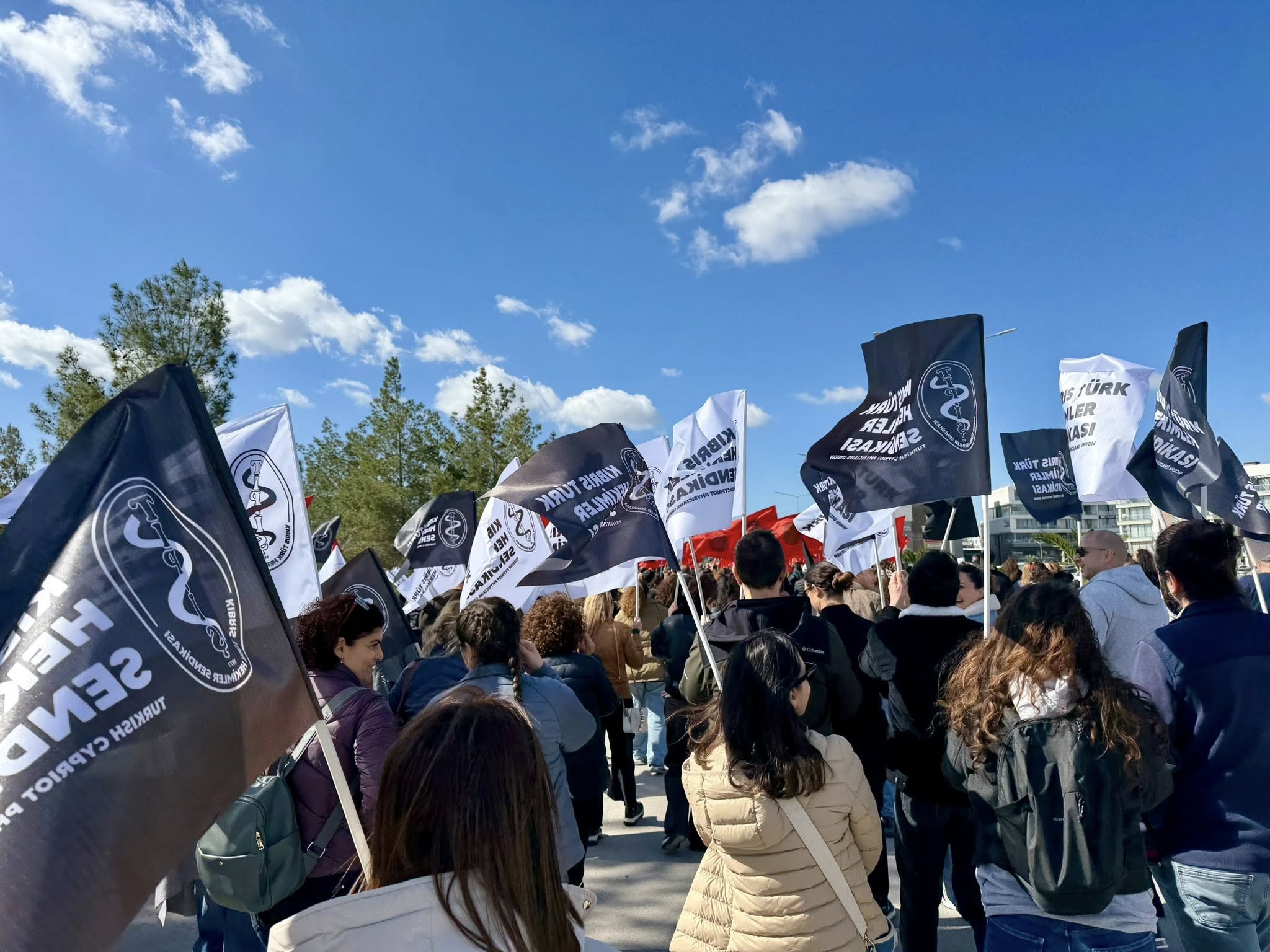 HEKİMLER SENDİKASI GREVİ DURDURDU, SAĞLIK HİZMETLERİ NORMALE DÖNÜYOR