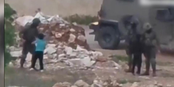 İsrail askerleri çocukları taciz etti –