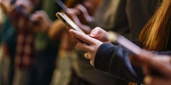 İngiltereden yeni adım: Okullarda telefon yasağı zorunlu olacak