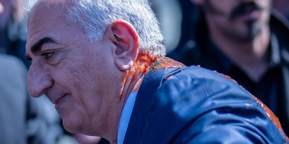 Rıza Pehlevi, Almanya’da protesto edildi: Üzerine kırmızı sıvı atıldı!
