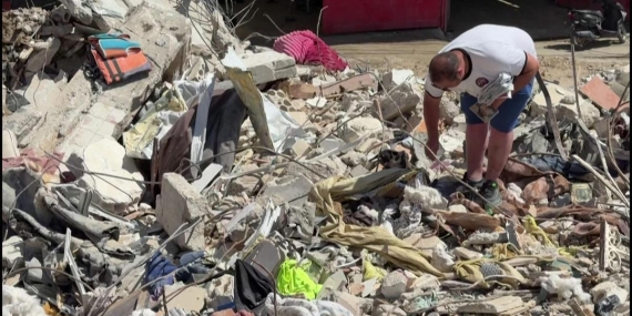 Ateşkese rağmen İsrail Lübnana saldırıyor! Enkaz altında eşyalarını arıyorlar