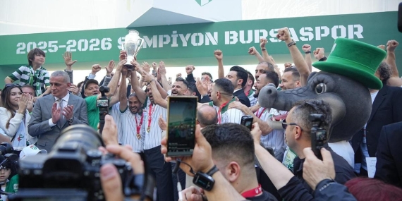 Bursaspor, şampiyonluk kupasını kaldırdı – Futbol Haberleri