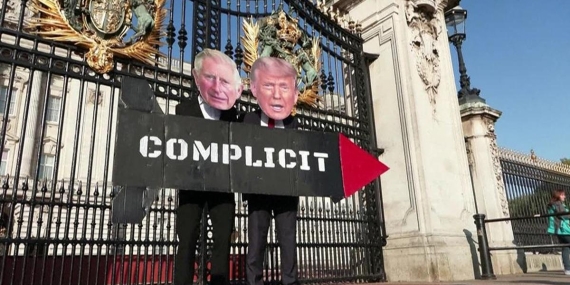 Kral Charles’a ABD yolunda protesto