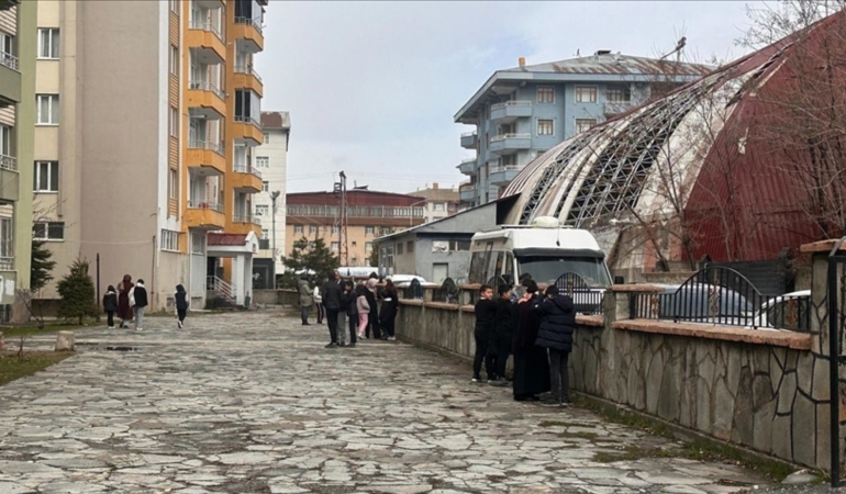 VAN’DA 5,2 BÜYÜKLÜĞÜNDE DEPREM… AFAD: “ŞU ANA KADAR OLUMSUZ BİR DURUM YOK”