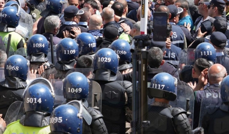 MECLİS ÖNÜNDE TANSİYON DÜŞMÜYOR: EYLEMCİLER YENİDEN BARİKATLARA YÖNELDİ