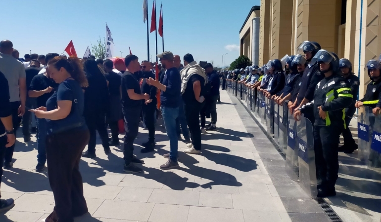 EYLEMCİLER BARİKATI AŞTI, POLİS MÜDAHALE ETMEDİ